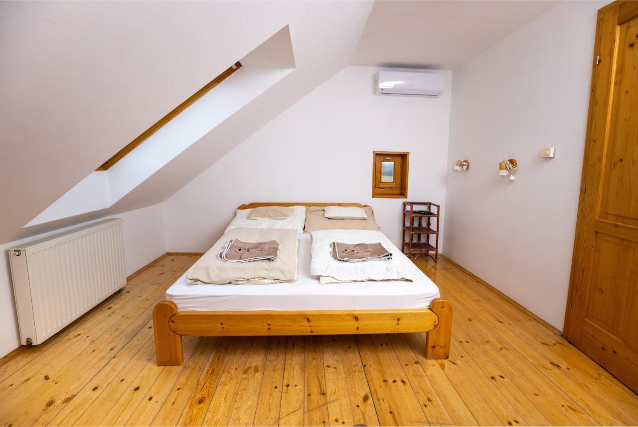 Noble'S Panzio Es Etterem Bed & Breakfast Nemesnep Exterior photo