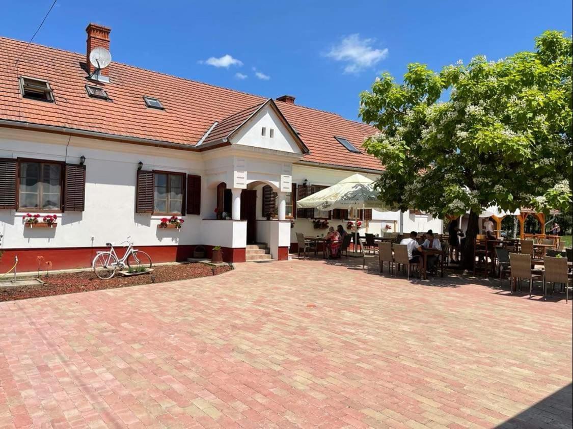 Noble'S Panzio Es Etterem Bed & Breakfast Nemesnep Exterior photo